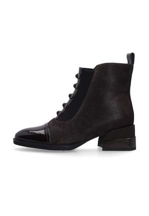 Schwarzer Knöchelstiefel aus strukturiertem Stoff, mit Lackkappe, dekorativen Knöpfen und niedrigem Blockabsatz mit Zuglasche hinten.