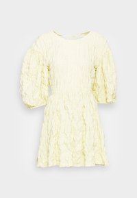 Gelbes Kleid mit einem strukturierten, gerafften Design, kurzen Puffärmeln und einem runden Halsauschnitt. Verfügt über eine Schleife am Rücken und einen ausgestellten Saum.