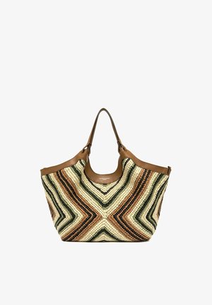 Geweven totebag met chevronpatroon in crème, bruin en zwart, met bruine leren biezen en dubbele schouderriemen.