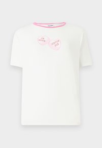 T-shirt branca de mangas curtas com um decote canelado rosa, apresentando dois gráficos em forma de coração rosa com o texto "SEJA MEU" e "DOCE LINDA".