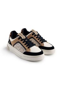 Sneaker con un mix di materiali color sabbia, nero e bianco. Presenta dettagli glitterati e un design con pannelli testurizzati. Suola spessa con lacci.