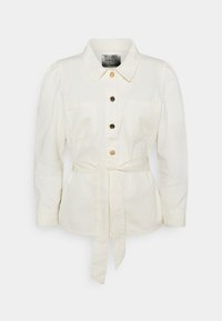 Camicia crema con colletto, maniche lunghe, due tasche frontali e cintura annodata in vita. Presenta bottoni dorati e una texture liscia.