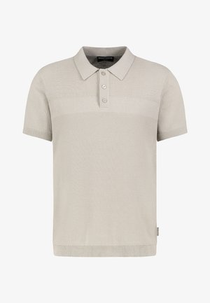 Beige kurzärmeliges, gestricktes Polohemd mit Dreiknopfleiste und strukturierten horizontalen Streifendetails über Brust und Ärmeln.