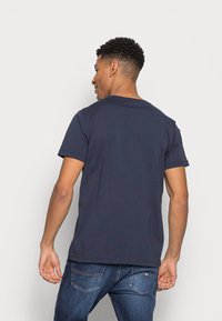 Makia MAKIA X MAURI KUNNAS VAMPIRE - T-shirt estampada - dark blue