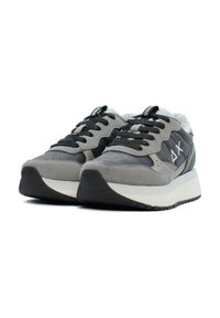 Sneakers in suede grigio e mesh con lacci neri, colletto imbottito e soletta bianca, caratterizzati da una suola in gomma nera.