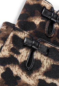 Leopardenmusterstoff in Schwarz- und Brauntönen, mit schwarzen Lederakzenten und Schleifendetails, strukturiertem Format und geformter Silhouette.