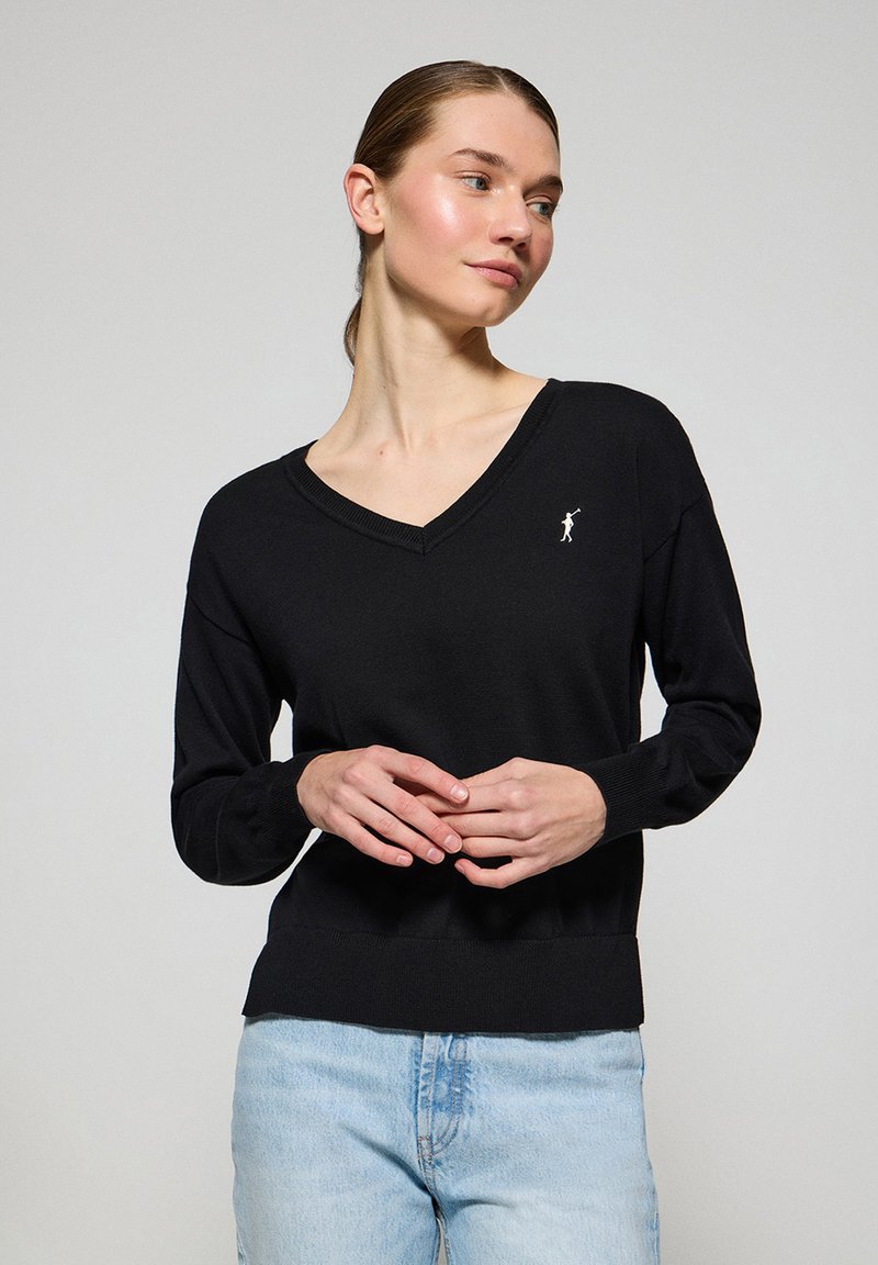 Svart v-ringad tröja i mjukt tyg med långa ärmar och ribbade muddar, prydd med en liten vit logotyp på bröstet.