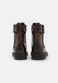 Bottines en cuir synthétique imitation crocodile marron avec des zips noirs et des languettes à l'arrière, dotées d'une semelle en caoutchouc noir robuste.