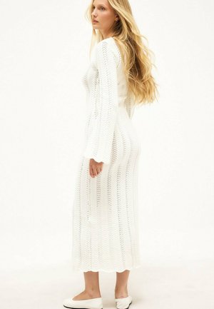 NA-KD, KNITTED CROCHET MAXI DRESS - Svetríkové šaty - offwhite
