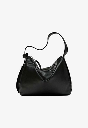 Černá kožená taška s jedinečným trojúhelníkovým tvarem, která má jedno ramenní popruh a zipové uzavření na vrchu. Hladký povrch s minimálními akcenty.