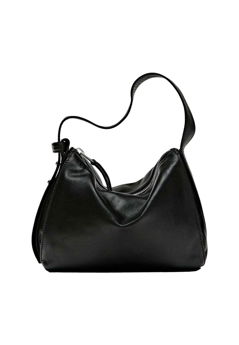 Borsa in pelle nera con una forma triangolare unica, dotata di una sola tracolla e di una chiusura superiore con zip. Texture liscia con accenti minimi.