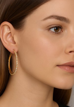 Goldene Creolen mit einer glatten Oberfläche und klaren Edelsteinakzenten entlang des äußeren Randes. Die ovale Form passt gut zum Ohr.