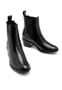 Czarne skórzane botki do kostki z elastycznymi panelami bocznymi, spiczastym noskiem i słupkowym obcasem. Posiadają uchwyty z tyłu ułatwiające zakładanie oraz gładką fakturę powierzchni.