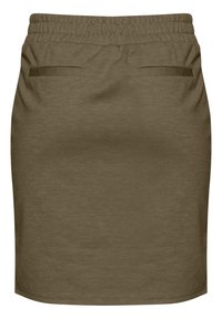 Hnědá sukně s elastickým pasem a dvěma horizontálními šikmými kapsami na zadní straně, vyrobená z hladkého materiálu, s délkou po kolena.