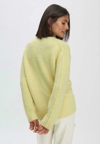 hessnatur RELAXED - Strickjacke - zitronengras