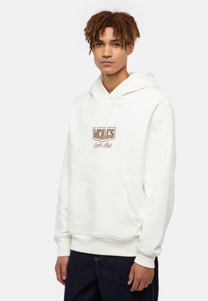 Sudadera blanca de tejido suave con un bolsillo tipo canguro en la parte frontal, que presenta un logo bordado en marrón. Los puños y el dobladillo acanalados favorecen un ajuste relajado.