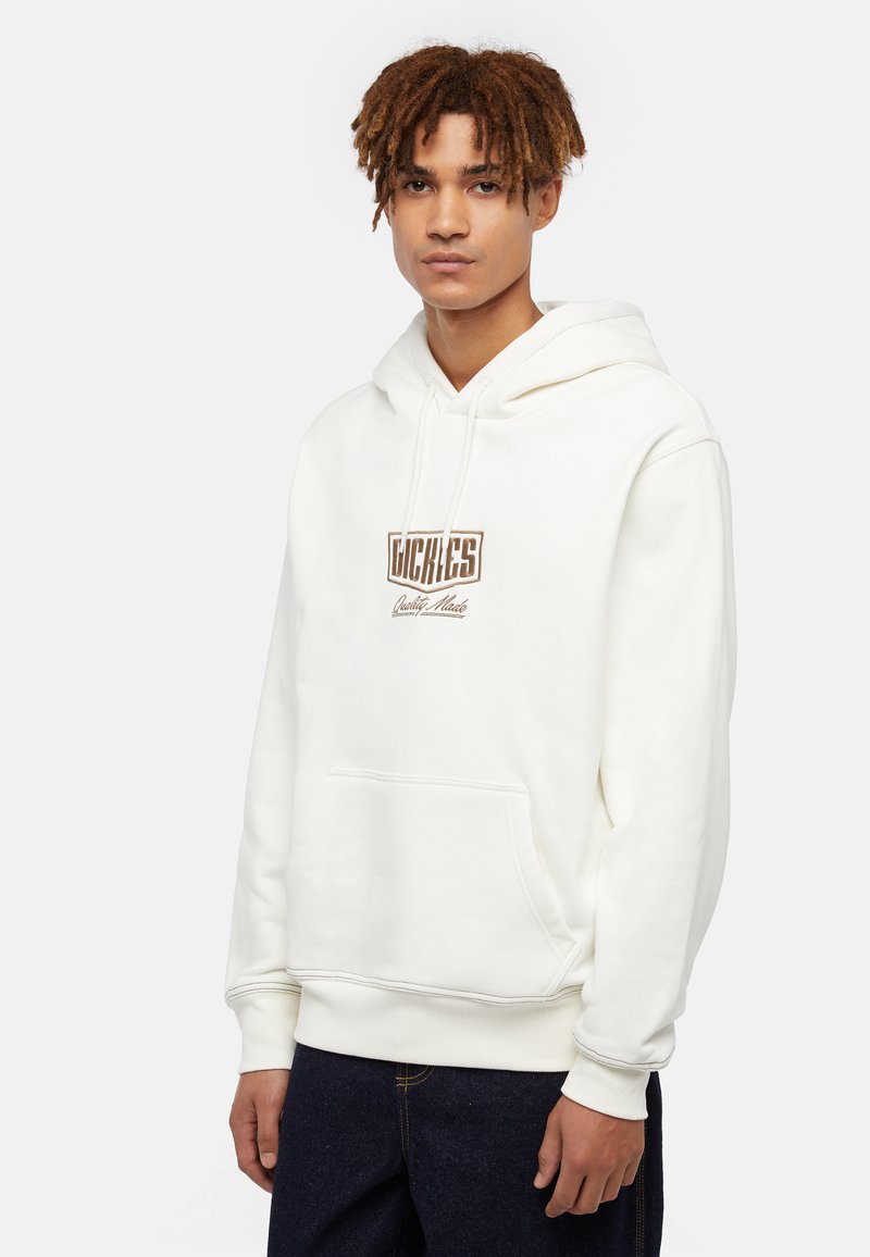 Witte hoodie van zachte stof met een voorkant kangaroo zak, voorzien van een bruin geborduurd logo. Geribde manchetten en zoom ondersteunen een relaxte pasvorm.
