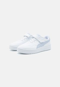 Hvite syntetiske joggesko med en jevn tekstur, som har et lyseblått PUMA-stripe, snøring og borrelåslukking, samt flate gummisåler.