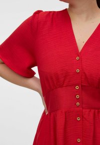 Vero Moda Curve VMCMELANEY MIDI - Marškininė suknelė - salsa
