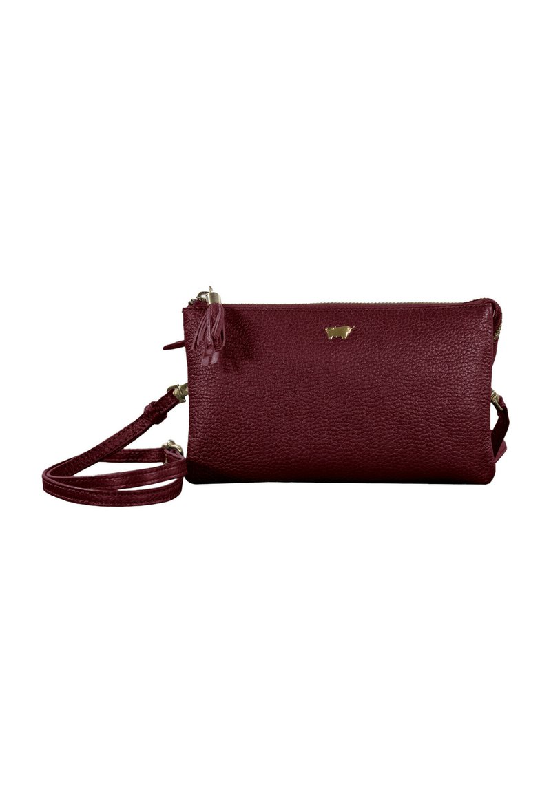 Clutch in pelle borgogna con finitura testurizzata, caratterizzato da un accento di logo dorato e una tracolla removibile. Chiusura con zip e dettaglio a nappina.