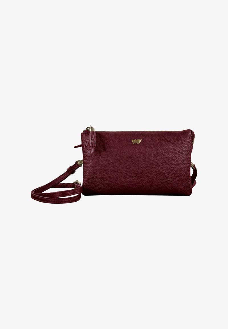 Clutch in pelle borgogna con finitura testurizzata, caratterizzato da un accento di logo dorato e una tracolla removibile. Chiusura con zip e dettaglio a nappina.