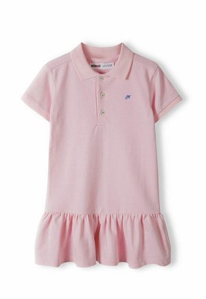 Robe polo rose clair manches courtes avec col, trois boutons, ourlet à volants et petit « M » bleu brodé sur la poitrine.