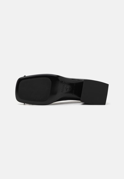 Schwarzer High Heel mit quadratischer Zehenpartie, glatter Oberfläche und klobigem Blockabsatz. Verfügt über eine flache Gummisohle für besseren Halt.