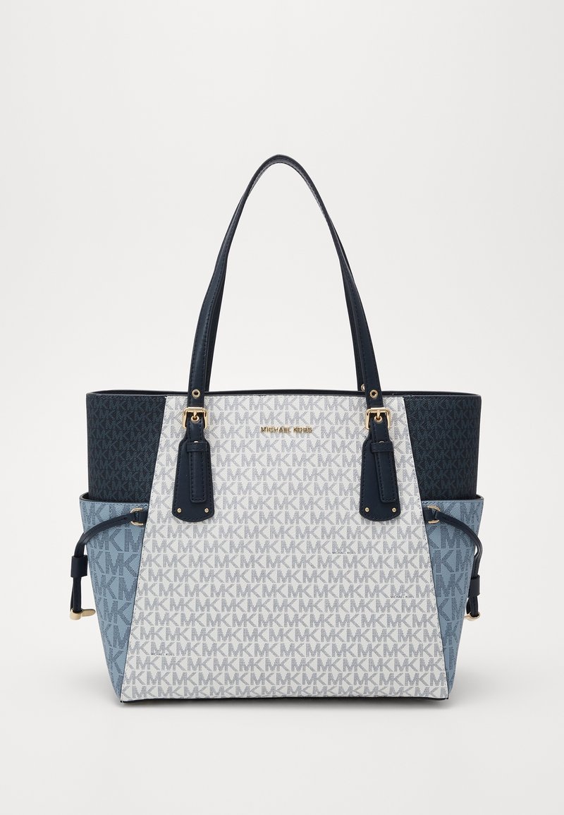Sac à main avec panneaux bleu marine, bleu clair et blanc, motifs répétés du logo MK et marquage doré Michael Kors, double bandoulière.