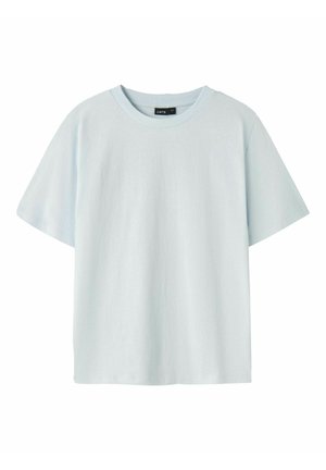 Effen lichtblauw T-shirt met korte mouwen en een ronde hals met een zwart merklabel aan de binnenkant van de kraag.