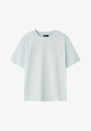 Enkelt lyseblåt T-shirt med korte ærmer og rund hals med en sort mærkeetiket inde i kraven.