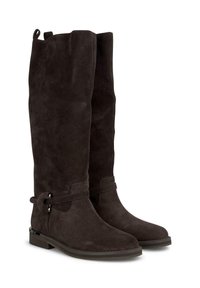 Dunkelbraune kniefreie Stiefel aus Wildleder, mit flachem Absatz, einem Riemenakzent mit metallischem Detail und einer glatten Textur.