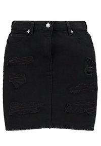 Jupe en denim noir avec des patches usés, taille haute et ourlet brut. Comprend des poches avant et une fermeture avec des accessoires métalliques.