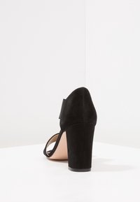 Pier One Sandaalit nilkkaremmillä - black