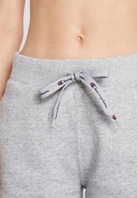 Grå bomullsblandning träningsbyxor har en ribbad midja, justerbar dragsko med logodetaljer och sidofickor.