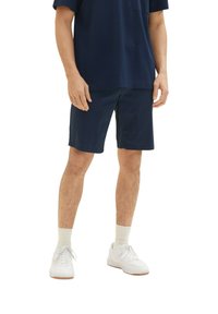 Marineblaue Baumwollshorts mit geradem Schnitt, Seitentaschen und einfachem Design, kombiniert mit weißen Sneakern und hellen Socken.
