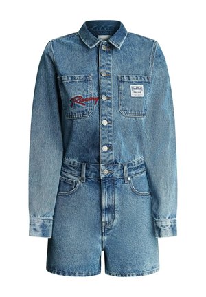 Jeans-Overall mit langen Ärmeln, Frontknöpfen, zwei Brusttaschen und einem roten Red Bull Racing-Logo. Hellblaue, ausgewaschene Optik.