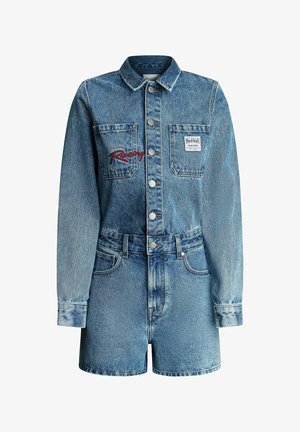 Jeans-Overall mit langen Ärmeln, Frontknöpfen, zwei Brusttaschen und einem roten Red Bull Racing-Logo. Hellblaue, ausgewaschene Optik.