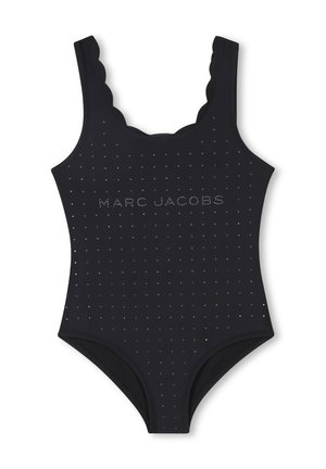 Zwart zwembadpak met geschulpte schouderbanden, versierd met kleine zilveren accenten, en met het "MARC JACOBS" logo aan de voorkant. Soepele textuur.