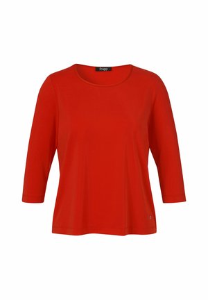 Rood shirt met lange mouwen en een ronde halslijn en driekwart mouwen, effen ontwerp en een klein logo nabij de zoom aan de rechterkant.