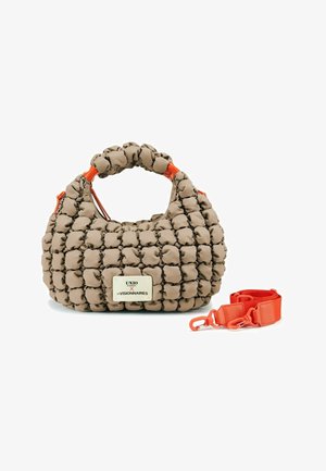 Beige gesteppte Handtasche mit einem strukturierten Design, orangefarbenen Akzenten und einem abnehmbaren Tragegurt. Verfügt über eine Logo-Plakette auf der Vorderseite.