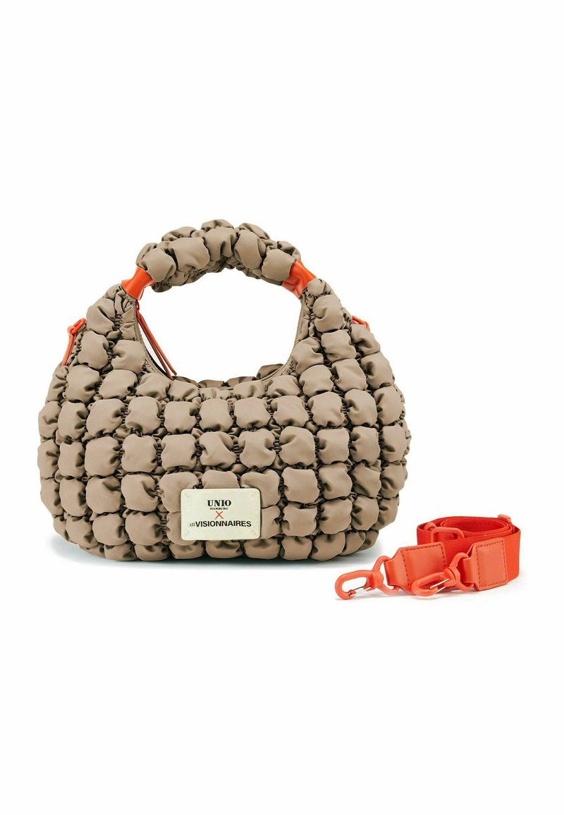 Borsa a tracolla beige trapuntata con un design testurizzato, dettagli arancioni e una tracolla rimovibile. Presenta una piastra con logo sulla parte frontale.