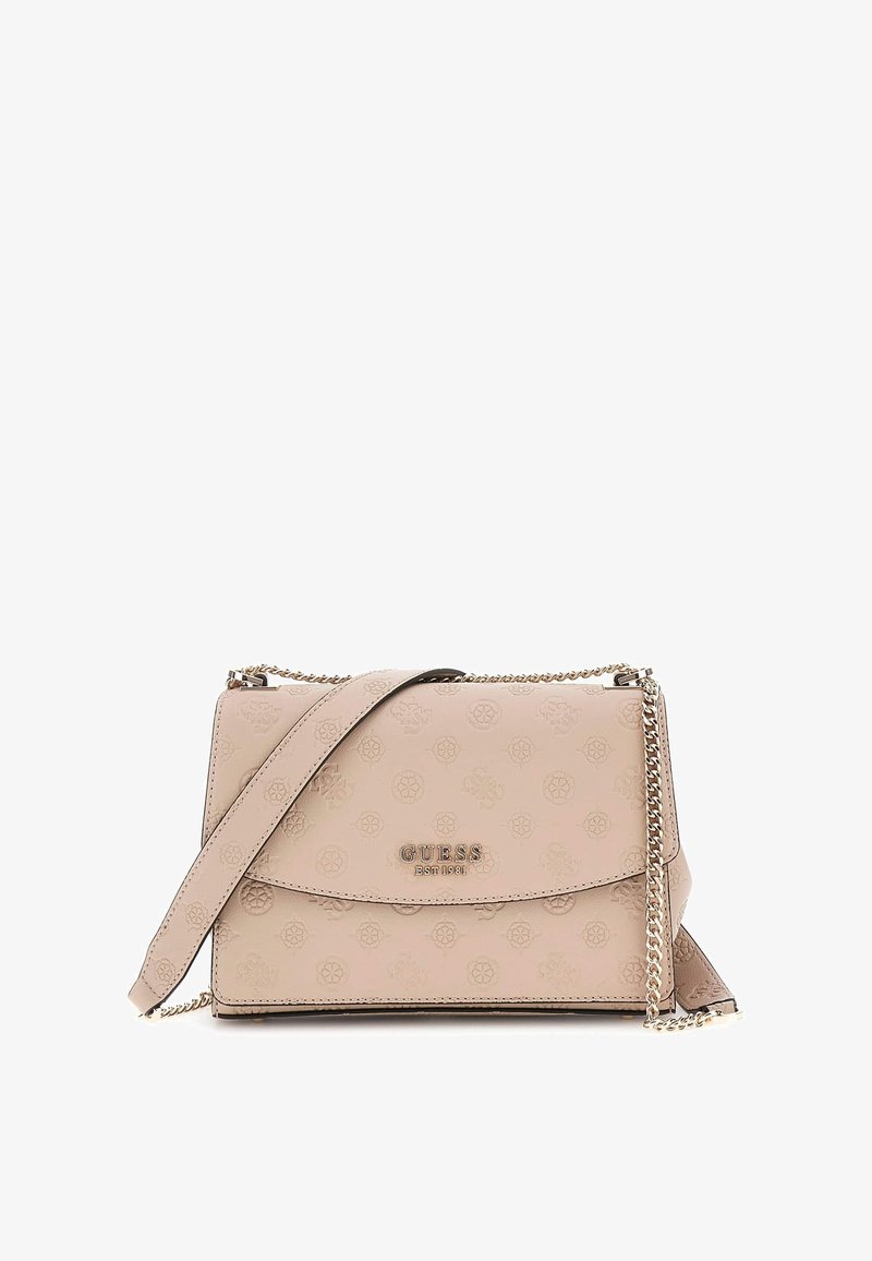 Beige täuschleder Umhängetasche mit geprägtem Muster, Kettenriemen und metallischem Markenlogo auf der Vorderseite. Klappe mit abgerundeten Kanten.