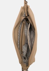 Borsa a mano in pelle color tan con esterno perforato, dotata di zip argentata e interno foderato grigio. Include una tasca interna e uno slot per carte.