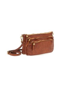 Borsa a tracolla in pelle marrone con tre scomparti con zip e una tracolla regolabile, esposta su uno sfondo bianco.
