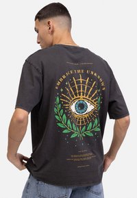 Redefined Rebel - JOHNNY TEE BOXY FIT UNISEX - Potiskana majica - pirate black Miniaturna slika 1
