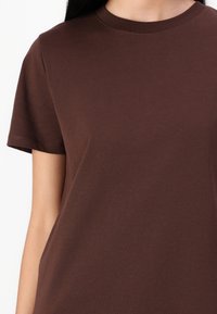 Pieces PCRIA SOLID TEE - T-shirts - chicory coffee