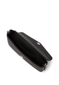 Pochette en cuir noir avec une fermeture à pression métallique et un extérieur texturé. L'intérieur est doté d'une doublure en tissu lisse et de fentes pour cartes.