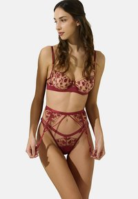 Ensemble de lingerie en dentelle de couleur bordeaux comprenant un soutien-gorge et un porte-jarretelles, orné de broderies florales, de panneaux en maille transparente et de bretelles réglables. Présente des accents dorés et un design élaboré.