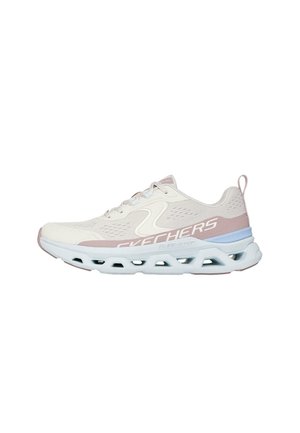 Chaussure de sport Skechers rose clair et blanche avec devant à lacets et partie supérieure perforée respirante, dotée d'une semelle coussinée avec découpes géométriques.