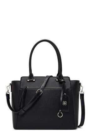 Bolso de mano de cuero negro texturizado con asas dobles, una correa de hombro desmontable, bolsillo delantero con cremallera y una etiqueta decorativa de cuero con detalles metálicos.